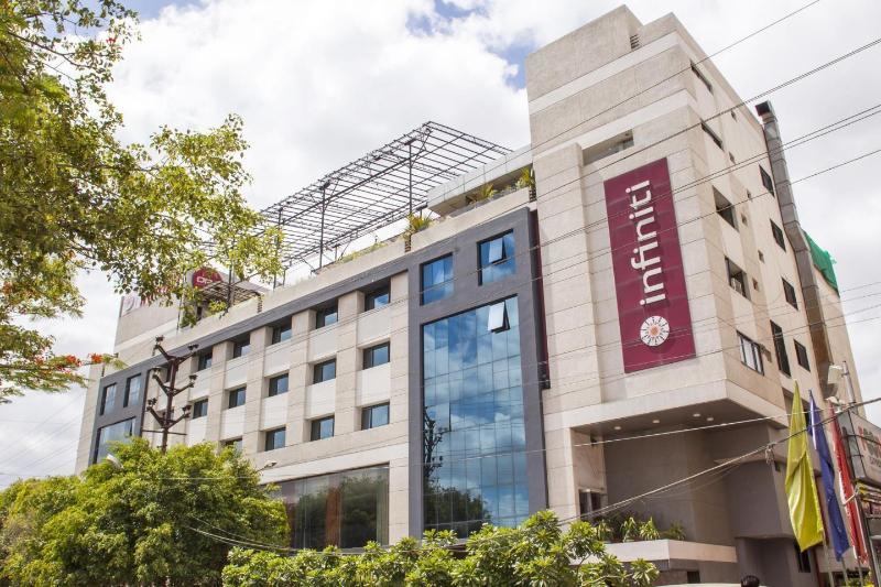 Infiniti Hotel And Spa Indore Exterior foto
