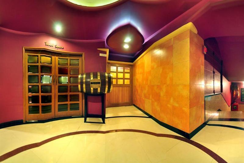 Infiniti Hotel And Spa Indore Exterior foto